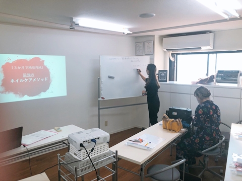 自由が丘ネイルスクールROSE ROSEの3階へ10時にお越しください。