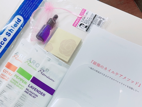 資料が置いてあるお好きな席にお座りください。